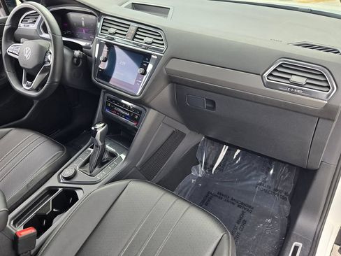 Certified 2024 Volkswagen Tiguan SE R-Line AWD/4WD image 17