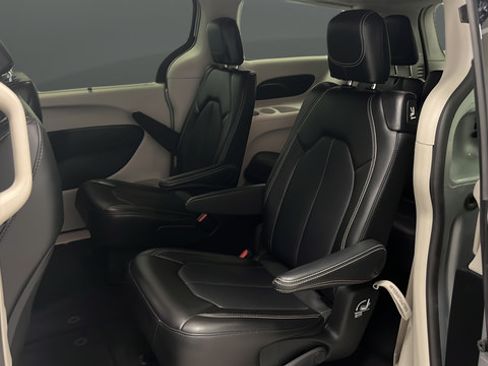 Used 2023 Chrysler Pacifica Touring-L FWD image 22