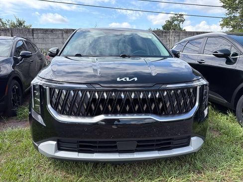 Used 2025 Kia Carnival FWD image 2