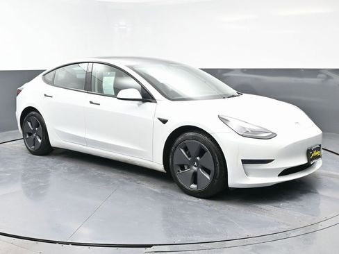 Used 2023 Tesla Model 3 Standard Range image 2