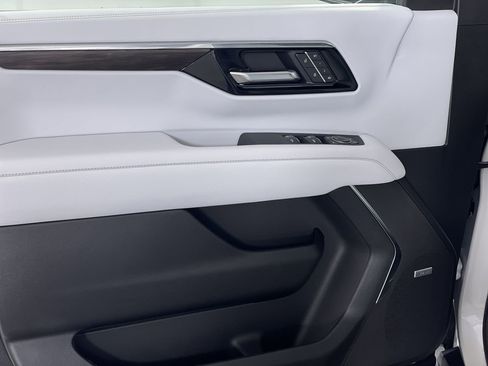 New 2025 Chevrolet Suburban Premier image 82