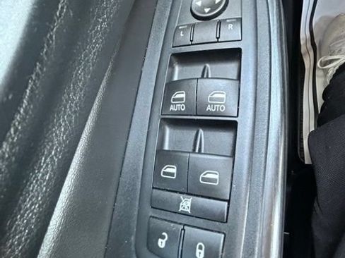 Used 2017 Jeep Cherokee Trailhawk w/ Comfort & Convenience Group AWD/4WD image 25
