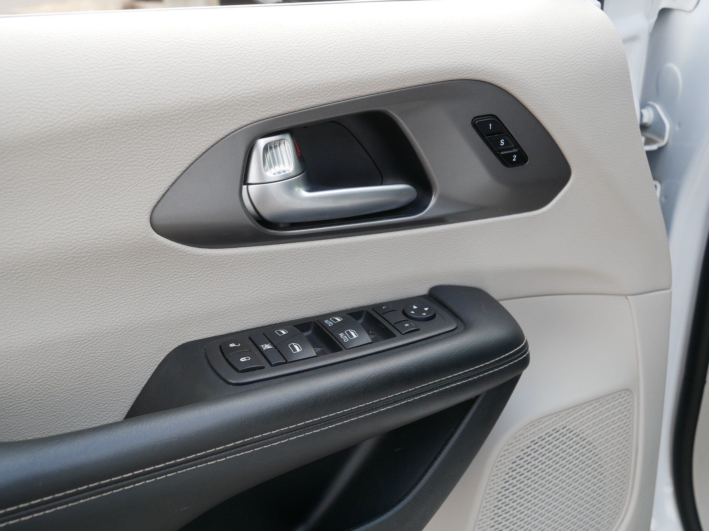 Used 2024 Chrysler Pacifica Limited FWD image 19