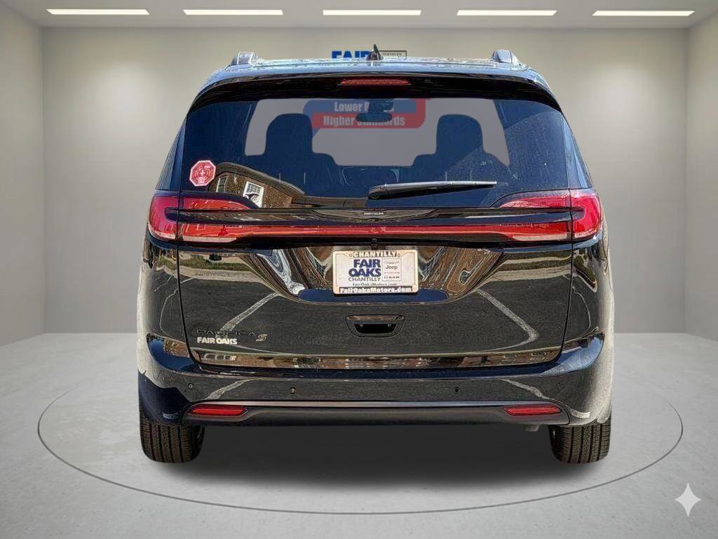 New 2026 Chrysler Pacifica Select w/ S Appearance Package FWD image 8