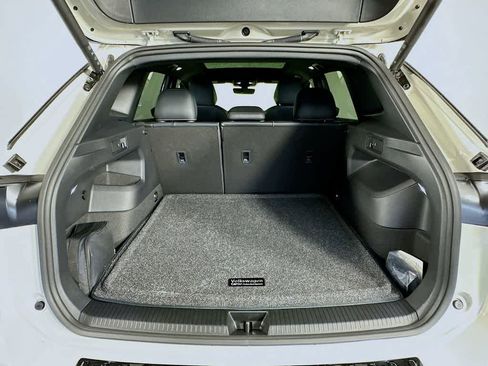 Used 2025 Volkswagen Tiguan SE R-Line image 21