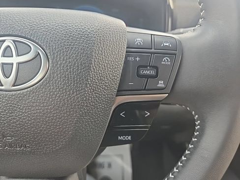 Used 2025 Toyota Camry SE AWD/4WD image 17
