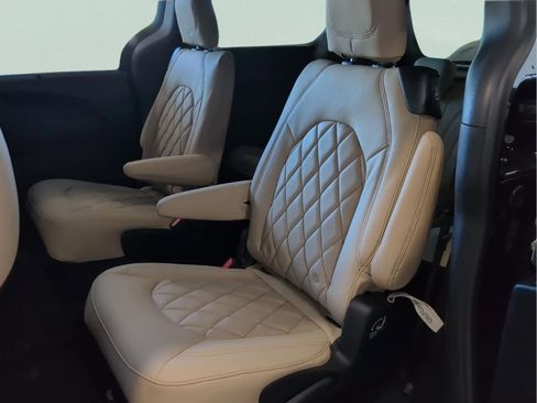 New 2026 Chrysler Pacifica Select image 38