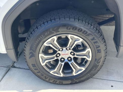 Used 2025 GMC Sierra 1500 SLT AWD/4WD image 9