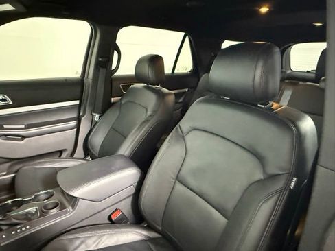 Used 2017 Ford Explorer XLT w/ Equipment Group 202A image 30