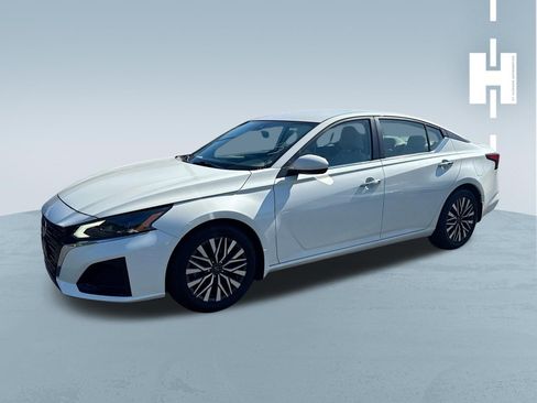 Used 2023 Nissan Altima 2.5 SV FWD image 3