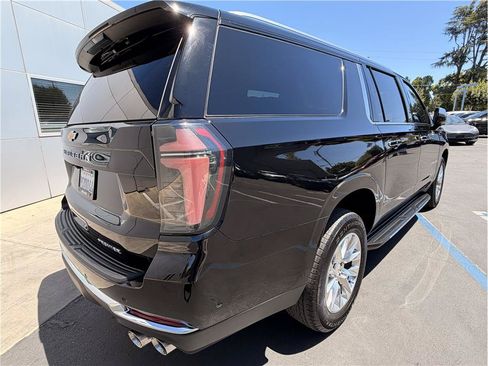 Used 2025 Chevrolet Suburban Premier AWD/4WD image 5
