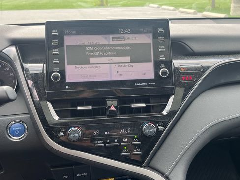 Used 2021 Toyota Camry SE w/ Cold Weather Package FWD image 18