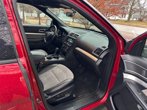 Used 2017 Ford Explorer XLT w/ Equipment Group 202A image 31
