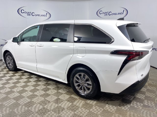 Used 2023 Toyota Sienna LE FWD image 4