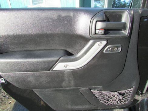 Used 2012 Jeep Wrangler Unlimited Sahara image 7