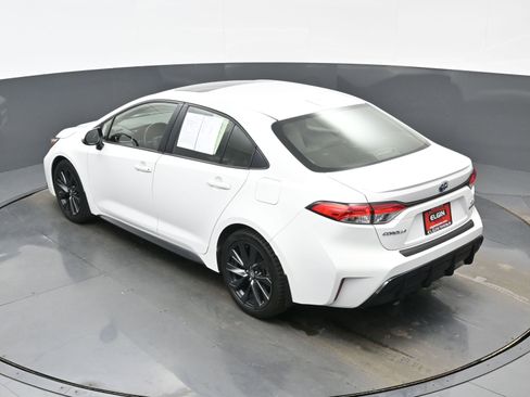 Used 2024 Toyota Corolla SE w/ SE Package image 37