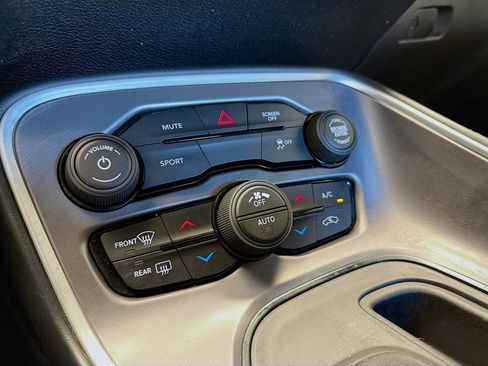 Used 2021 Dodge Challenger SXT image 11