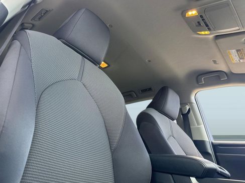 Used 2025 Toyota Highlander LE FWD image 25