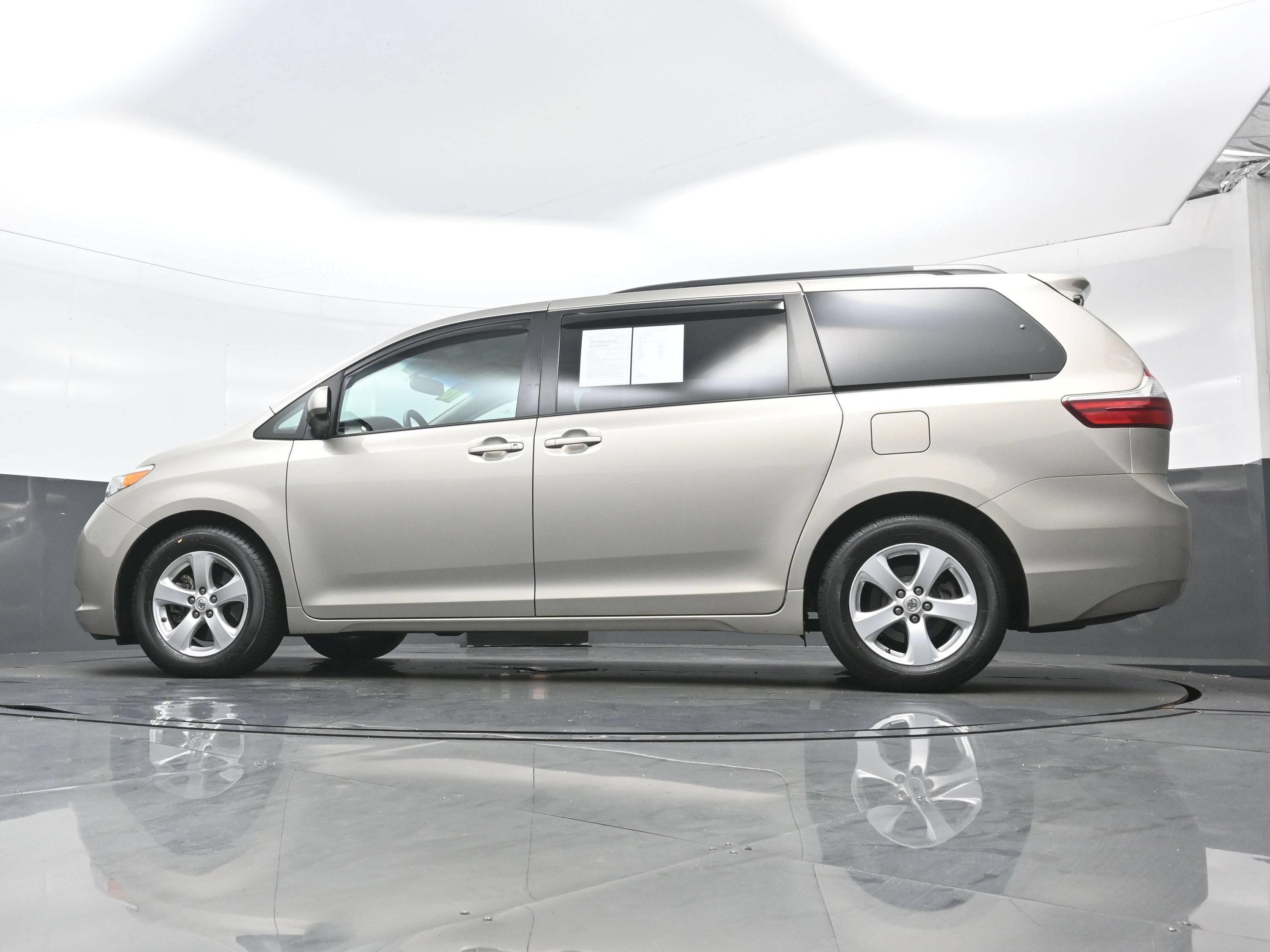 Used 2016 Toyota Sienna LE FWD image 27