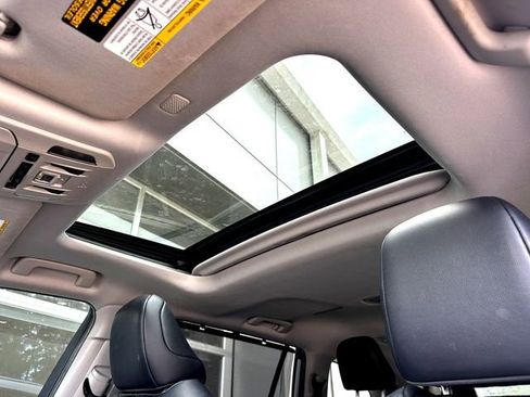 Used 2022 Toyota Highlander XLE FWD image 18