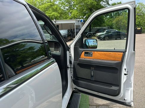 Used 2014 Lincoln Navigator 4WD w/ Equipment Group 101A image 24
