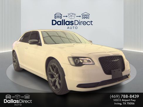Used 2022 Chrysler 300 Touring w/ Sport Appearance Package RWD image 2
