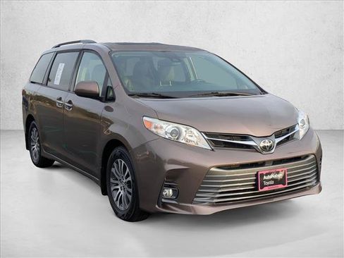 Used 2020 Toyota Sienna XLE image 3