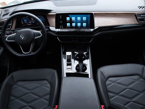 Certified 2025 Volkswagen Atlas SE image 30