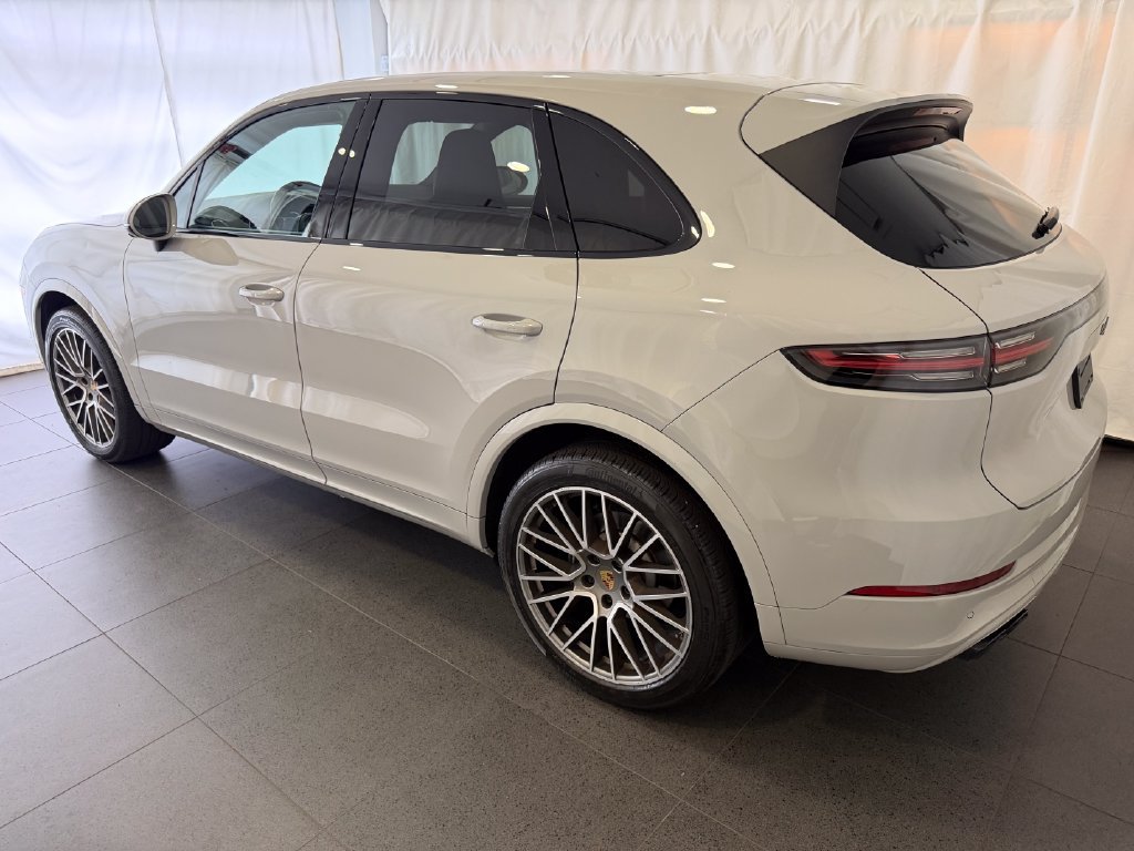 Certified 2023 Porsche Cayenne Platinum Edition AWD/4WD image 3