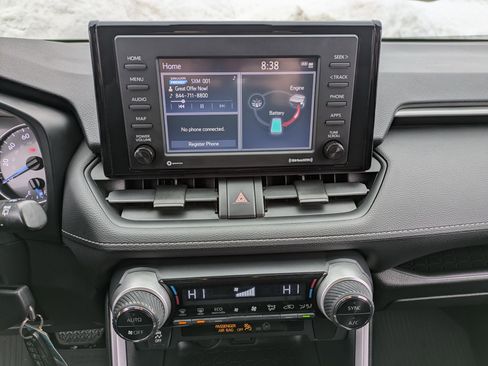 Used 2021 Toyota RAV4 LE image 11