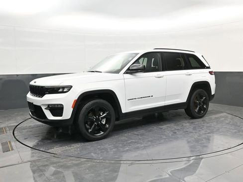 Used 2023 Jeep Grand Cherokee Limited w/ Black Appearance Package AWD/4WD image 4
