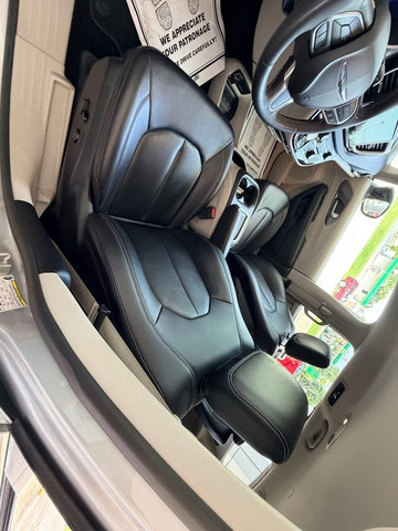 Used 2024 Chrysler Pacifica Touring-L FWD image 15