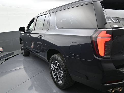 Used 2025 Chevrolet Suburban Z71 AWD/4WD image 21