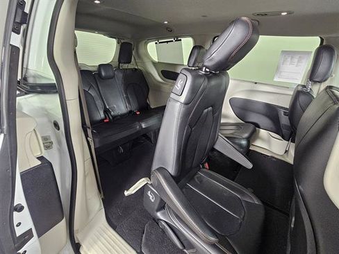 Used 2020 Chrysler Pacifica Touring-L image 17