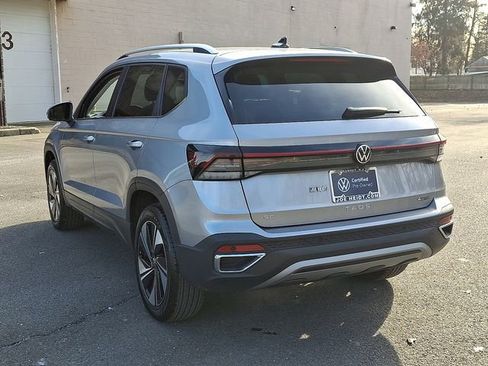 Certified 2025 Volkswagen Taos SE w/ Panoramic Sunroof Package image 8