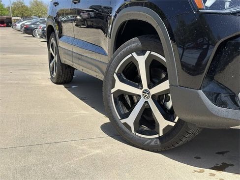 Certified 2025 Volkswagen Taos SEL image 2