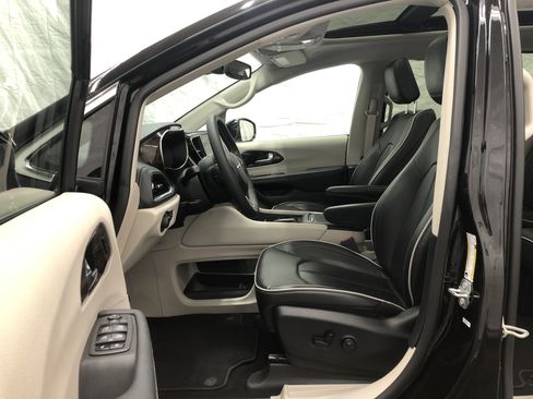 Certified 2024 Chrysler Pacifica Limited w/ Trailer Tow Group image 16