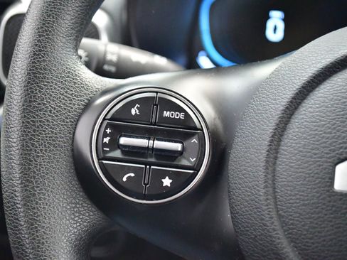 Used 2025 Kia Soul LX w/ LX Technology Package FWD image 22
