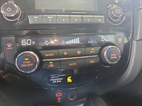 Used 2017 Nissan Rogue SV AWD/4WD image 25