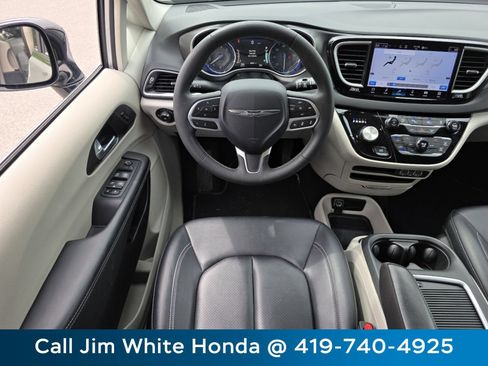 Used 2024 Chrysler Pacifica Touring-L FWD image 27