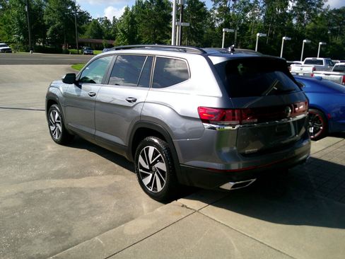 Used 2024 Volkswagen Atlas SE image 2