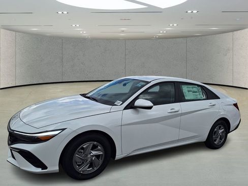 Used 2026 Hyundai Elantra SE image 1