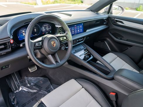 Used 2025 Porsche Macan 4S Electric AWD/4WD image 4