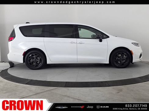 Used 2024 Chrysler Pacifica Limited FWD image 8