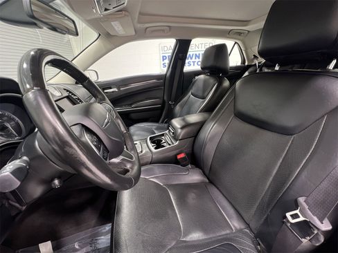Used 2017 Chrysler 300 C image 11