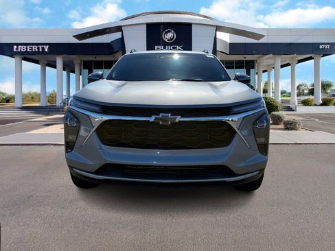 Used 2025 Chevrolet Trax LT w/ Driver Confidence Package image 8