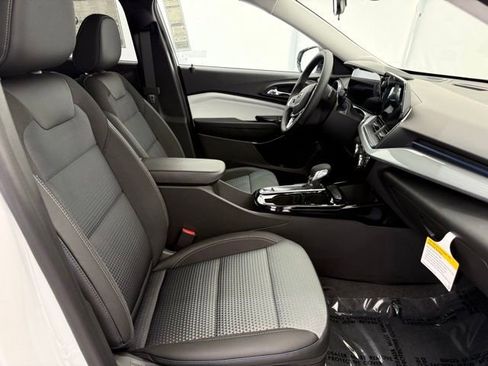 New 2026 Chevrolet Trax LT w/ Driver Confidence Package FWD image 19