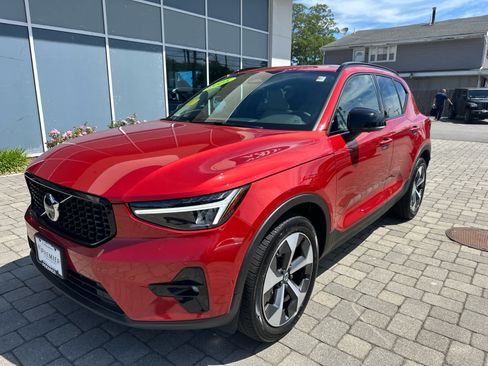 Used 2025 Volvo XC40 B5 Plus AWD/4WD image 4
