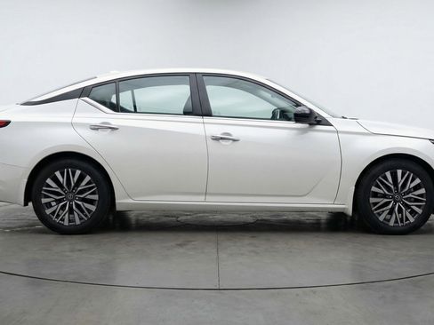 Used 2025 Nissan Altima 2.5 SV image 11