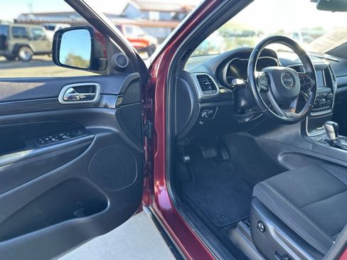 Used 2021 Jeep Grand Cherokee Laredo image 13